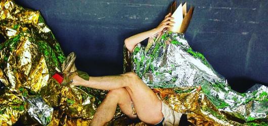 Archivé: Robyn Orlin : Oh Louis…We move from the ballroom to hell while we have to tell ourseves stories at night so that we can sleep…